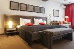 Dormitorio con suelo de moqueta y colores marrones y rojos