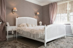 Dormitorio de estilo femenino con cama clásica blanca