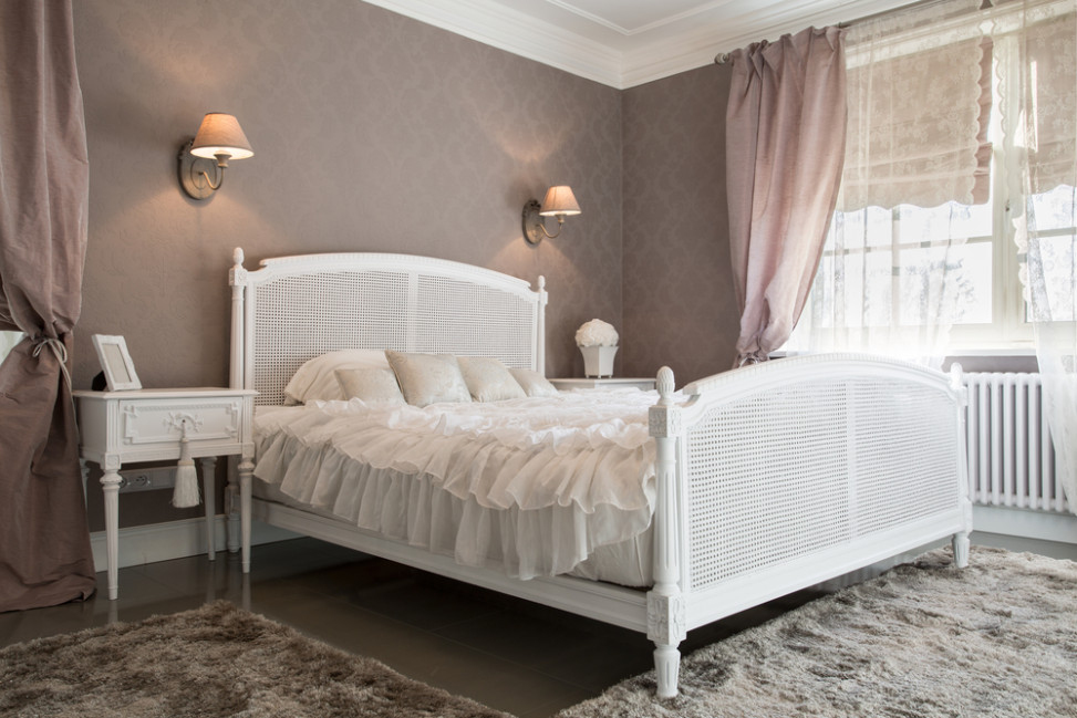 Dormitorio de estilo femenino con cama clásica blanca. Fotos para que