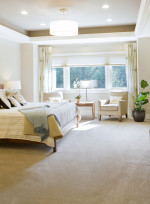 Dormitorio de tonos beige con moqueta