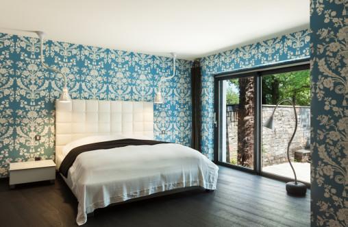 Dormitorio ecléctico con pared estampada