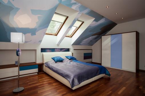 Dormitorio ecléctico en buhardilla