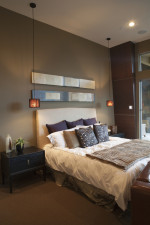 Dormitorio ecléctico con tonos marrones