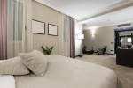 Dormitorio moderno con moqueta beige