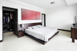 Dormitorio moderno con vestidor