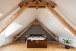 Dormitorio nórdico con predominio de madera