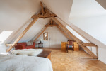 Dormitorio nórdico con suelo de madera