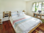 Dormitorio nórdico con elementos de madera