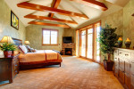 Dormitorio rústico con vigas vistas de madera