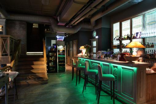 Bar clásico con barra iluminada
