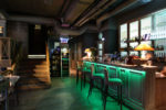 Bar clásico con barra iluminada