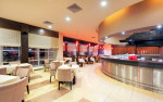 Bar ecléctico con barra curvada