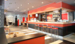 Bar minimalista con barra roja