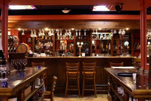 Bar rústico con suelo de baldosa hidráulica