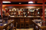 Bar rústico con suelo de baldosa hidráulica