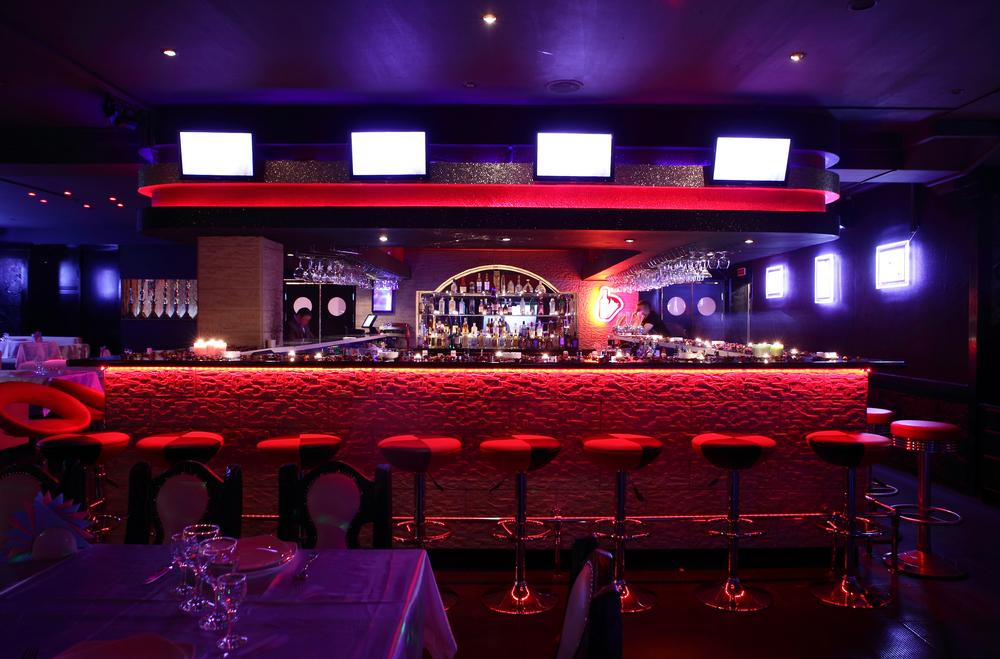 Bar vintage con iluminación roja