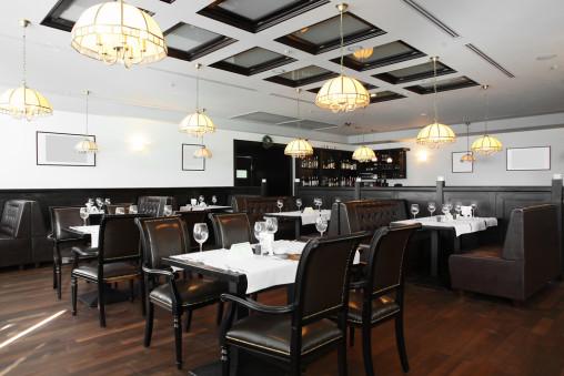 Cafetería clásica con suelo de parquet