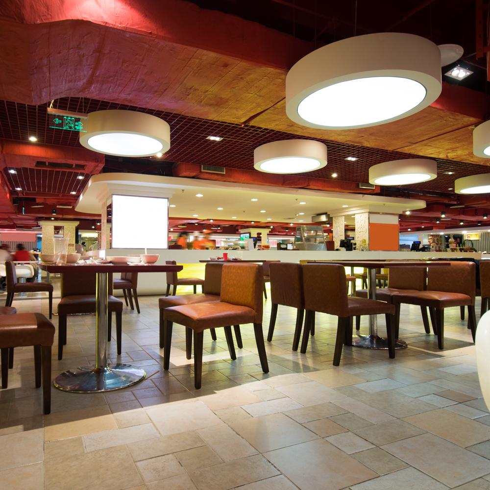 Cafetería de estilo ecléctico con suelo de gres