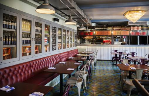 Cafetería de estilo industrial con baldosas hidráulicas