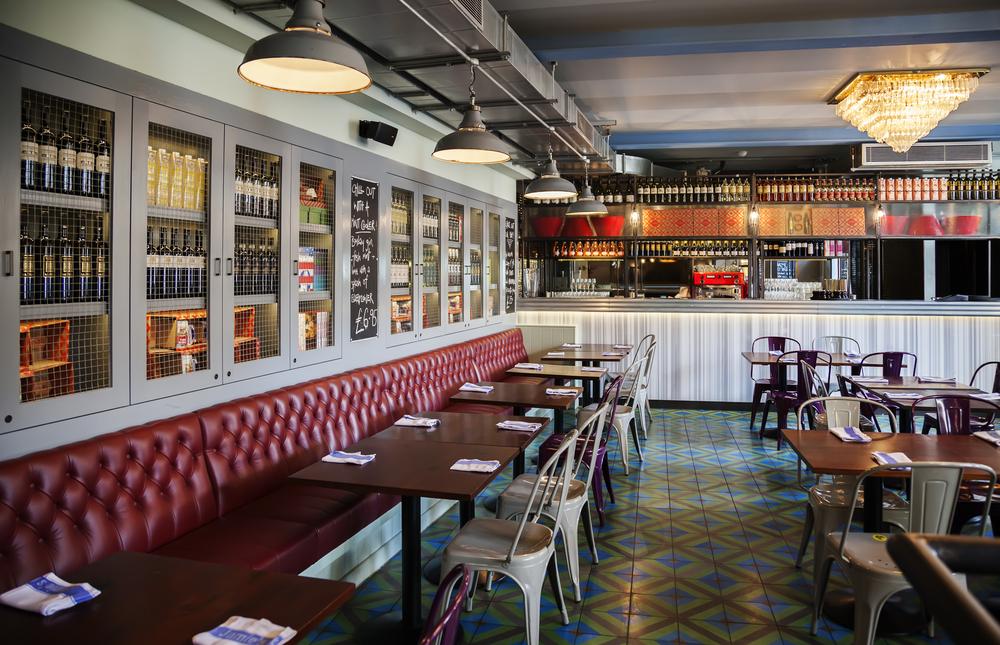Cafetería de estilo industrial con baldosas hidráulicas