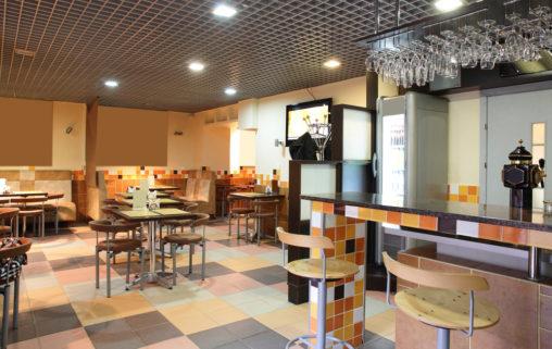 Cafetería ecléctica con azulejos de colores