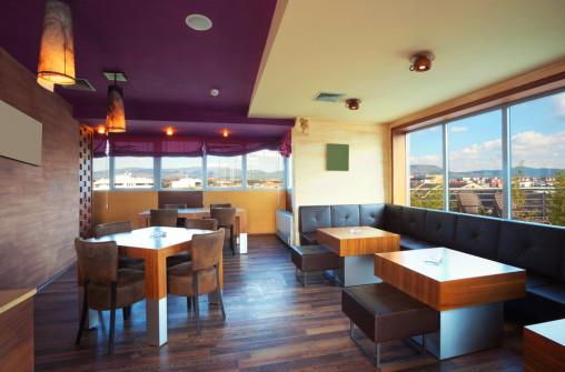 Cafetería ecléctica con suelo de parquet