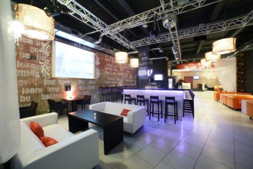 Cafetería estilo minimalista con sofás blancos