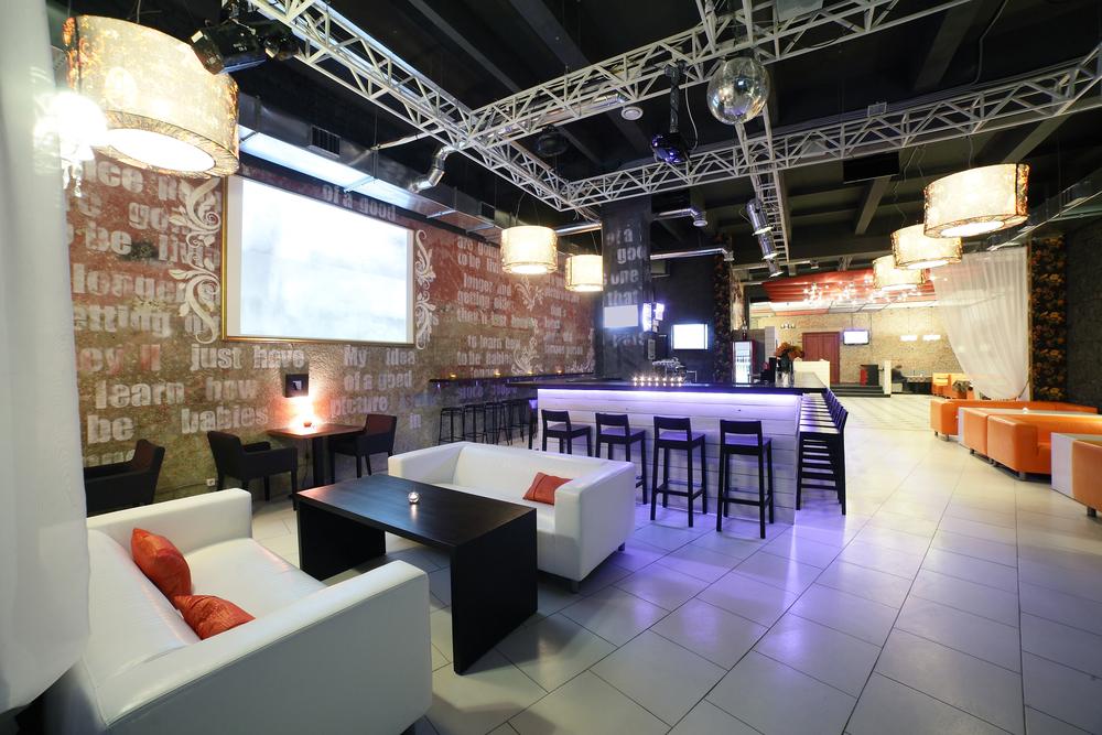 Cafetería estilo minimalista con sofás blancos