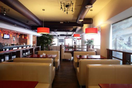 Cafetería moderna con sofás blancos