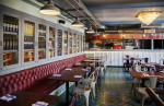 Cafetería de estilo industrial con baldosas hidráulicas