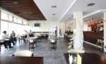 Cafetería minimalista con paredes blancas