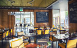 Cafetería moderna con paredes de madera