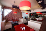 Cafetería vintage con mesas rojas