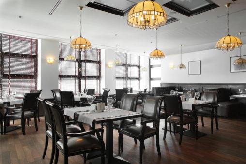 Restaurante clásico con suelo de madera
