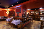 Restaurante clásico con suelo de gres