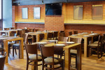 Restaurante con pared de ladrillo visto