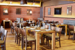 Restaurante de estilo industrial con ladrillo visto