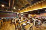 Restaurante de estilo insdustrial con suelo de madera