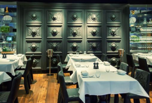 Restaurante de estilo japonés con suelo de madera