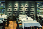 Restaurante de estilo japonés con suelo de madera