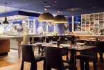 Restaurante de estilo urbano con suelo de parquet