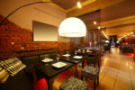 Restaurante de estilo ecléctico con ladrillo visto