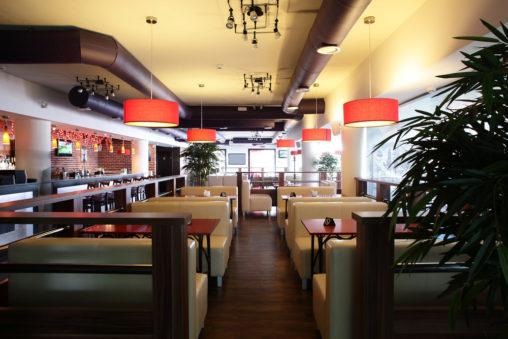 Restaurante ecléctico con lámparas colgantes