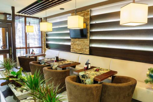Restaurante ecléctico con plantas naturales