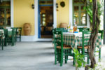Restaurante estilo mediterráneo con terraza