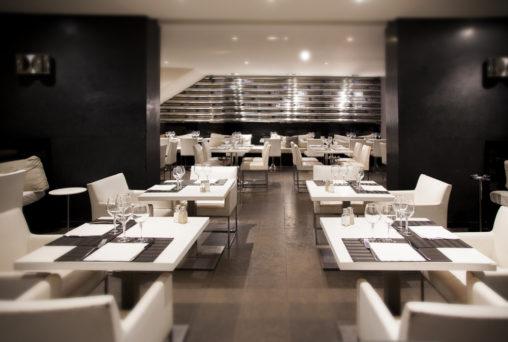 Restaurante minimalista con suelo marrón