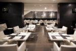 Restaurante minimalista con suelo marrón