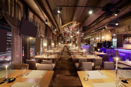 Restaurante moderno con lámpara colgante