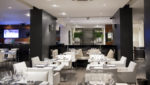Restaurante moderno con muebles blancos