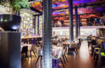 Restaurante moderno con techo iluminado